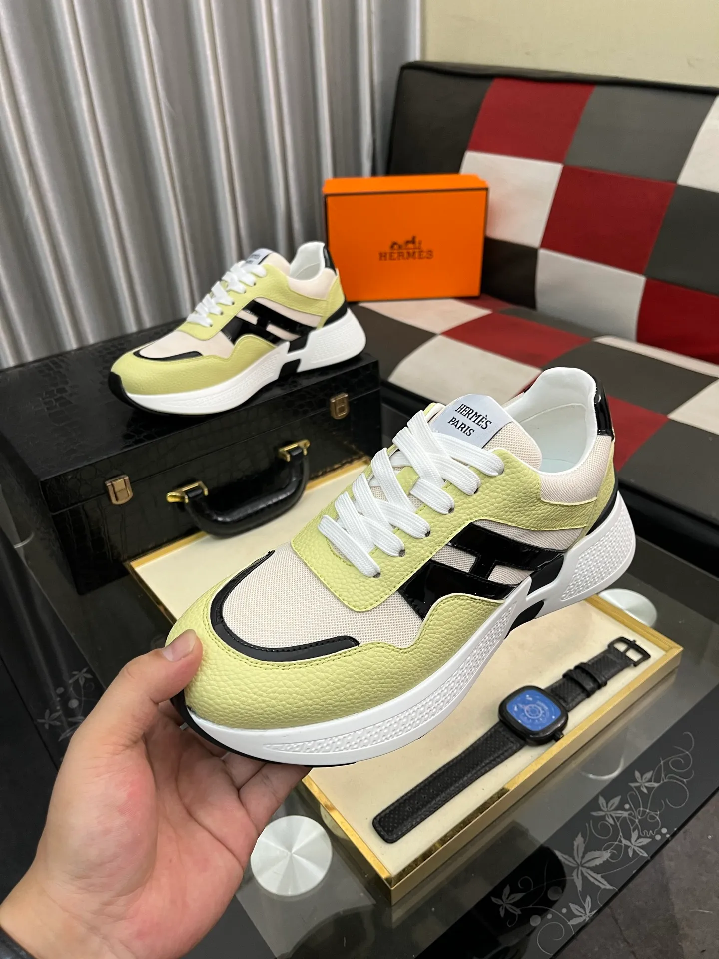 Men's shoes 💰540⌚️⌚️HERMES/Hermès Hugo thick-soled sneakers, casual men's shoes, these sneakers are made of imported first-layer cowhide leather and breathable mesh design. The contrasting color design creates a dynamic and modern shape. The front end of the toe is decorated with natural-color rubber inlays, which is novel and fashionable. The texture is incomparable, with cowhide lining and cowhide foot pads, the upper foot is comfortable and breathable, and the rubber sole is decorated with geometric patterns and iconic "H" details. A very personal one! Size: 38-44